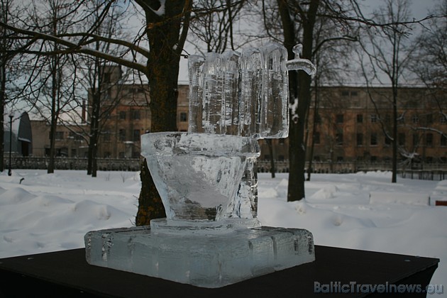 Lai skatītājus priecētu ar papildus ledus mākslas objektiem (ledus bārs, u.c.) no Jelgavas apkārtnes ūdenskrātuvēm tika izzāģēts dabīgi sasalušais upe Lai skatītājus priecētu ar papildus ledus mākslas objektiem (ledus bārs, u.c.) no Jelgavas apkārtnes ūdenskrātuvēm tika izzāģēts dabīgi sasalušais upe 39879