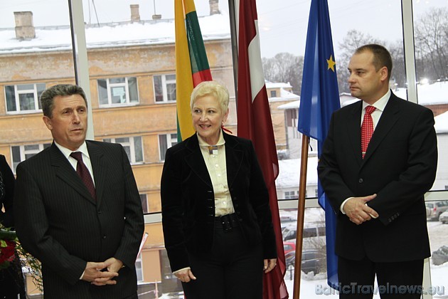 Lietuvas vēstnieks Latvijā Antanas Vaļonis (no kreisās) sagaida Lietuvas Seimas priekšsēdētāju Irenu Degutieni un Latvijas Saeimas priekšsēdētāju Gund Lietuvas vēstnieks Latvijā Antanas Vaļonis (no kreisās) sagaida Lietuvas Seimas priekšsēdētāju Irenu Degutieni un Latvijas Saeimas priekšsēdētāju Gund 40090