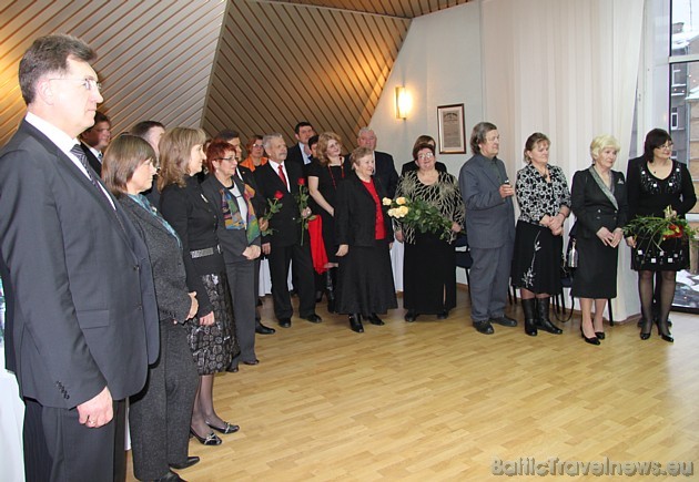 Svinību viesi sirsnīgi sagaida Lietuvas Seimas priekšsēdētāju Irenu Degutieni un Latvijas Saeimas priekšsēdētāju Gundaru Daudzi Svinību viesi sirsnīgi sagaida Lietuvas Seimas priekšsēdētāju Irenu Degutieni un Latvijas Saeimas priekšsēdētāju Gundaru Daudzi 40091