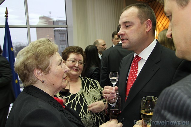 Rīgas Lietuviešu vidusskolas direktore uzaicina Latvijas Saeimas priekšsēdētāju apmeklēt skolu 40098