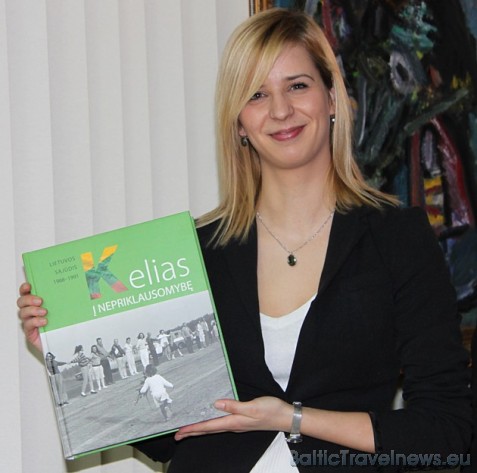Firmas Globerta projektu menedžere Egle Eidukevičiūte saņem īpašu grāmatu no Lietuvas Seimas priekšsēdētājas Firmas Globerta projektu menedžere Egle Eidukevičiūte saņem īpašu grāmatu no Lietuvas Seimas priekšsēdētājas 40099