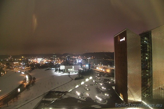 No viesnīcas logiem paveras skats uz Viļņas panorāmu 40954
