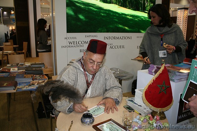 Katrā stendā atradās kāds, kas rūpējās par apmeklētāju piesaistīšanu, piemēram, Marokas stendā apmeklētājiem piedāvāja uzrakstīt vārdu arābu valodā Katrā stendā atradās kāds, kas rūpējās par apmeklētāju piesaistīšanu, piemēram, Marokas stendā apmeklētājiem piedāvāja uzrakstīt vārdu arābu valodā 41083