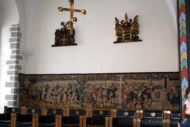 Rātsnama otrajā stāvā atrodas ar krāsainām kolonnām rotātā pilsoņu zāle 41272