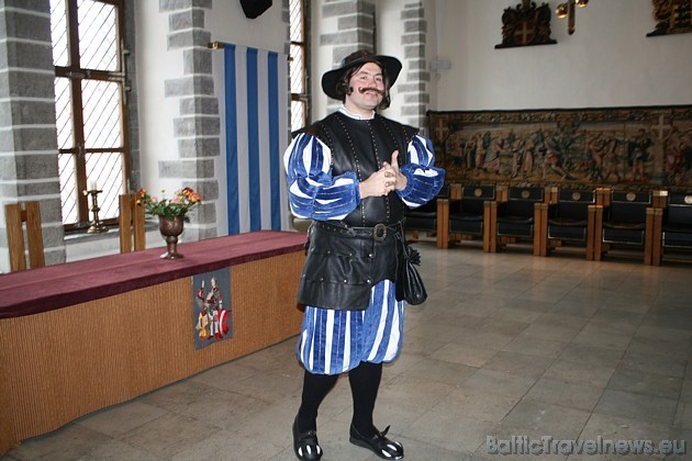 Tāpat šeit ir rātes sēžu telpa, neliela virtuve un rēķinveža kabinets 41273