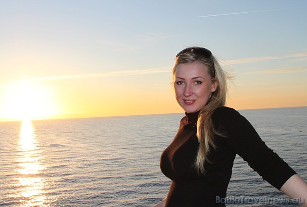 BalticTravelnews.com reklāmas seja Darja Cvetkova uz Baltijas jūras saulrieta fona 41474