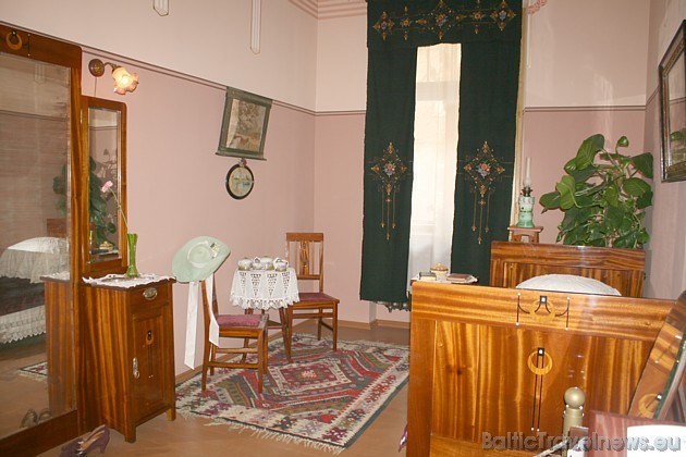 Arhitekta Pēkšēna dzīvoklī apskatāma priekštelpa, viesistaba, kamīnistaba, ēdamistaba, kabinets, guļamistaba, virtuve ar pieliekamo, vannas istaba un Arhitekta Pēkšēna dzīvoklī apskatāma priekštelpa, viesistaba, kamīnistaba, ēdamistaba, kabinets, guļamistaba, virtuve ar pieliekamo, vannas istaba un 41735