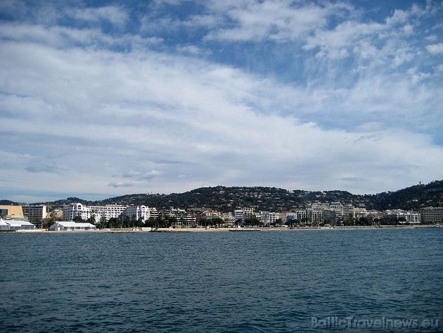 St. Honorat ir otrā lielākā no Lérins salām un tā atrodas 1,6 km attālumā no Francijas Rivjēras un Kannu pilsētas St. Honorat ir otrā lielākā no Lérins salām un tā atrodas 1,6 km attālumā no Francijas Rivjēras un Kannu pilsētas 41957