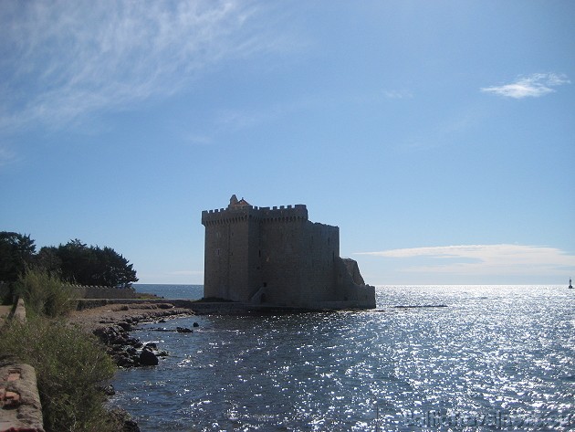 St. Honorat cietoksnis. 5. gadsimtā sākumā (ap 410. gadu) divi mūki Honorat un Caprais devās uz salu, lai aizbēgtu no pagāniem, kuri bija nokļuvuši lī St. Honorat cietoksnis. 5. gadsimtā sākumā (ap 410. gadu) divi mūki Honorat un Caprais devās uz salu, lai aizbēgtu no pagāniem, kuri bija nokļuvuši lī 41960