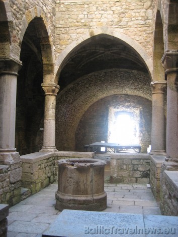 VI gadsimta sākumā Lérins salas kļuva par slavenāko klosteri kristīgajā pasaulē. Šajā laikā klosterī dzīvoja ap 500 mūkiem VI gadsimta sākumā Lérins salas kļuva par slavenāko klosteri kristīgajā pasaulē. Šajā laikā klosterī dzīvoja ap 500 mūkiem 41962