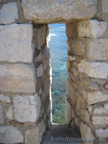 Saint-Honorat cietoksnis ir viena no nedaudzajām ēkām, kas ir saglabājusies no 11. gadsimta kā reliģiskās un militāras arhitektūras piemineklis Saint-Honorat cietoksnis ir viena no nedaudzajām ēkām, kas ir saglabājusies no 11. gadsimta kā reliģiskās un militāras arhitektūras piemineklis 41971