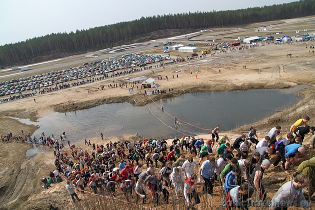 Vairāki simti sportistu pievar stāvo kalnu 42015