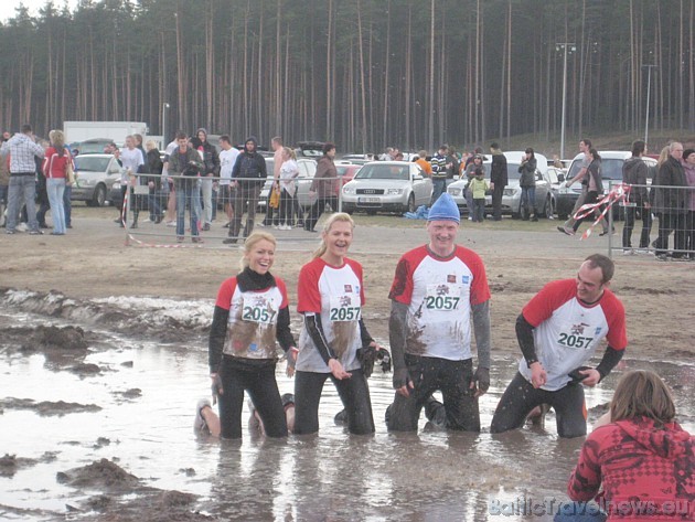 Piemiņas foto uz ceļiem dubļos 42152