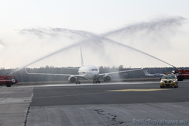 Ar ūdens salūtu sveic rumāņu lidsabiedrības Tarom lidmašīnu 42161