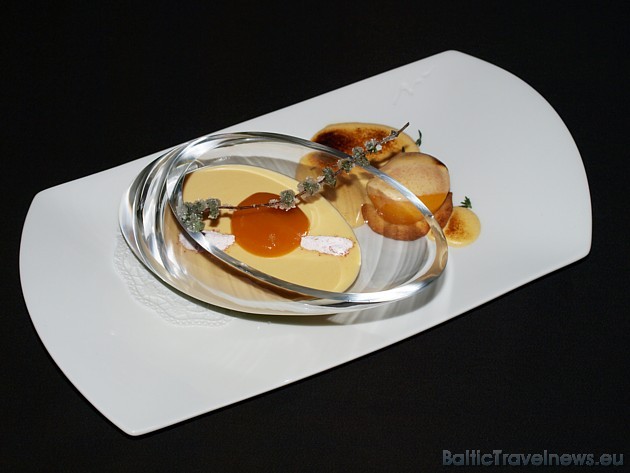Restorāna apmeklētāji var pamieloties ar aprikožu panna cotta ar piparmētru želeju un grilētām aprikozēm medus, timiāna sabajonā Restorāna apmeklētāji var pamieloties ar aprikožu panna cotta ar piparmētru želeju un grilētām aprikozēm medus, timiāna sabajonā 42487