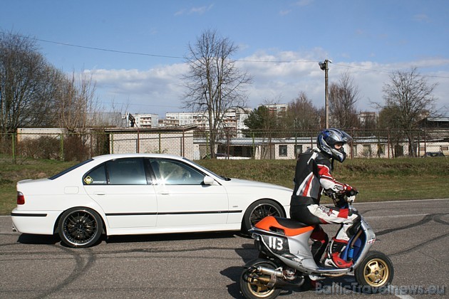 Motosportists Raimonds Pastars automašīnas izaicinās skrieties ar savu sacensībām sagatavoto motorolleru Motosportists Raimonds Pastars automašīnas izaicinās skrieties ar savu sacensībām sagatavoto motorolleru 42529
