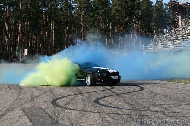 Visiem par prieku krāsainas riepas kūpinās drifteris Ingemārs Jēkabsons ar Latvijā vienīgo Mustang Shelby 42531