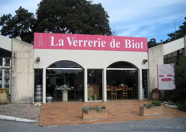 Viens no populārākajiem tūrisma objektiem Biot pilsētā ir stikla pūtēju darbnīca La Verrerie de Biot Viens no populārākajiem tūrisma objektiem Biot pilsētā ir stikla pūtēju darbnīca La Verrerie de Biot 42611