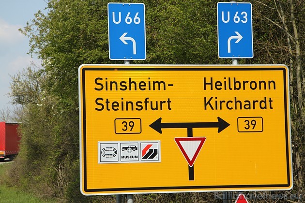 Jau vairākus kilometrus pirms muzeja ir redzamas ceļa norādes 42841