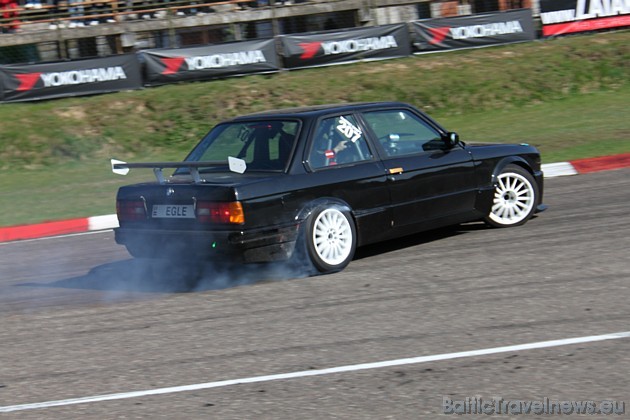 Trasē drifta meistars Jānis Eglīte ar BMW E30, kurā iebūvēts 4 litru dzinējs no Dakāras rallijreidam būvēta OSCAR sporta automobiļa Trasē drifta meistars Jānis Eglīte ar BMW E30, kurā iebūvēts 4 litru dzinējs no Dakāras rallijreidam būvēta OSCAR sporta automobiļa 42949