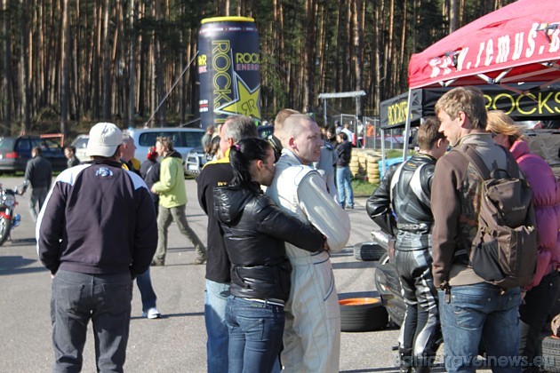 Drifta sportisti ir kļuvuši par daudzu autovadītāju elkiem, jo viņu meistarība katru gadu iegūst lielākus zirgspēkus un ātrumus Drifta sportisti ir kļuvuši par daudzu autovadītāju elkiem, jo viņu meistarība katru gadu iegūst lielākus zirgspēkus un ātrumus 42956