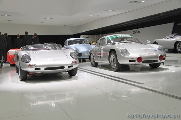 Vieglas konstrukcijas, spēcīgi motori veicina Porsche panākumus 43023