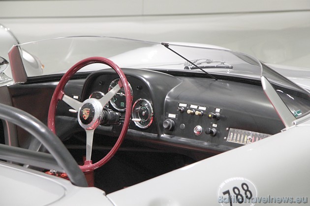 Porsche 356 Nr.1 Roadster ir 586 kg smaga un spēj sasniegt 130 km/h 43032
