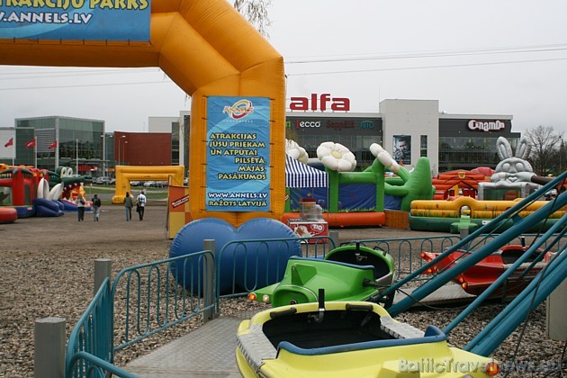 Pie Alfas atklāts Baltijā līdz šim nebijuša mēroga piepūšamo atrakciju parks 43130