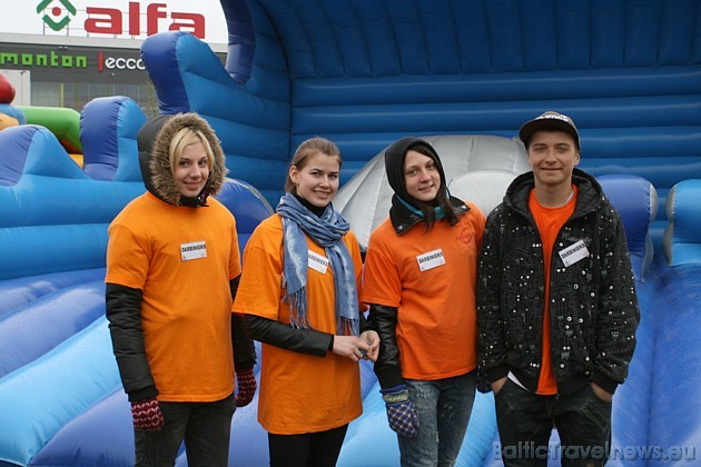 Alfas piepūšamo atrakciju parka darbinieki gaida apmeklētājus 43138