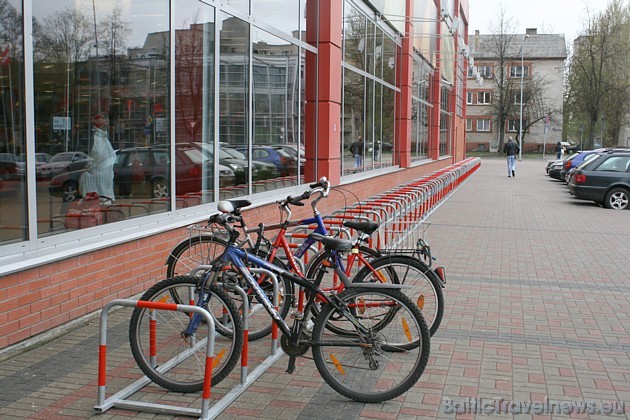 Atklājot gada siltāko periodu un aktīvās atpūtas sezonu, pie Alfas galvenās ieejas atklāta Latvijā lielākā velosipēdu novietne 43139
