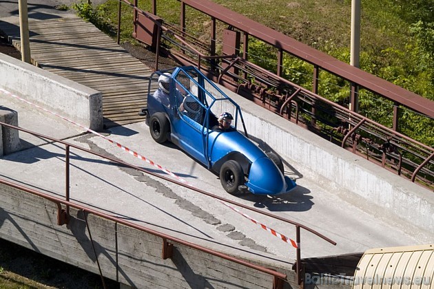 Tavs olimpiskais uznāciens! Kamanas, virāžas un sekundēs mērāms nobrauciens. Tā ir tava iespēja uzstādīt bobsleja un kamaniņu trasē Sigulda jaunu ātru Tavs olimpiskais uznāciens! Kamanas, virāžas un sekundēs mērāms nobrauciens. Tā ir tava iespēja uzstādīt bobsleja un kamaniņu trasē Sigulda jaunu ātru 43157