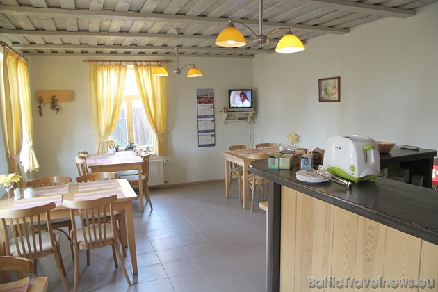 Viesnīcas Raibie logi brokastu telpa 43242