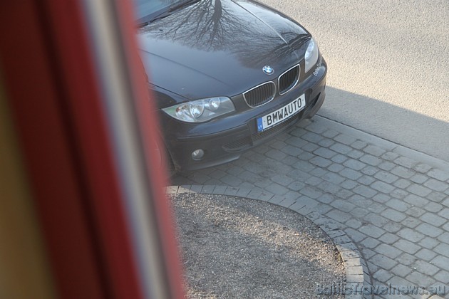 Viesnīcai ir savs pagalms, kur var novietot ciemiņa automašīnu 43246