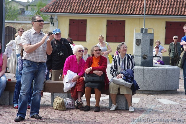 Svētku dalībnieki pie jaunās Tirgus akas 43417