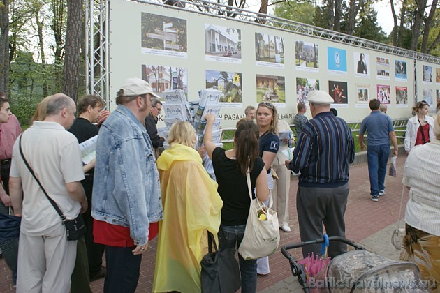 Pie Jūrmalas pilsētas informācijas stenda bija izvietoti uzņēmēju īpašie piedāvājumi 43610