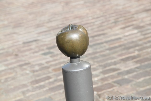 Ābola simbols ir sastopams Alt Sachsenhausen ik uz soļa 43634