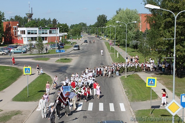 Svētku gājiens uz Skolas ielas Ikšķilē 43732