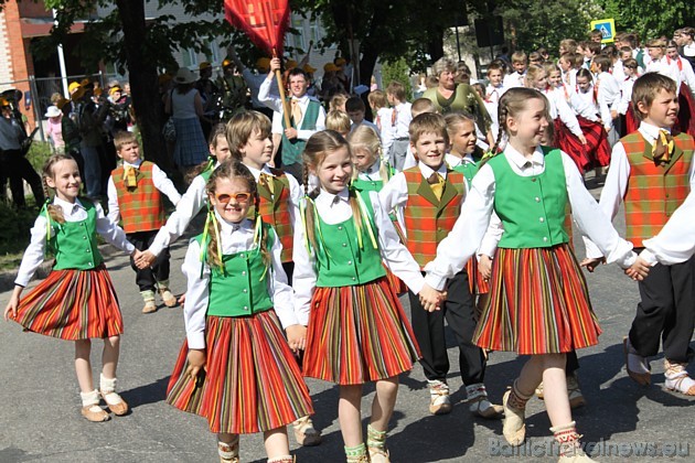 Dziesmu un deju svētku gājiens 43741