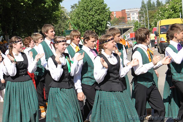 Dziesmu un deju svētku gājiens Ikšķilē 43742