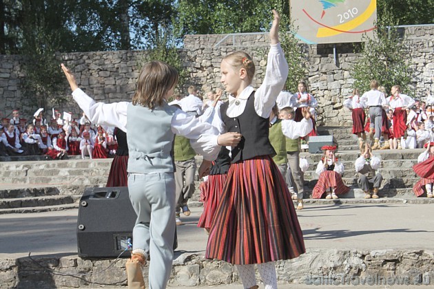 Dziesmu un deju svētki - Nāc gavilēt pie Daugavas 43757