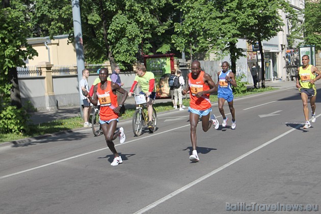 Rīgas maratonā 2010 piedalījās daudzi ārzemju sportisti, kuri piedalījās 21 un 42 km distancēs 43795
