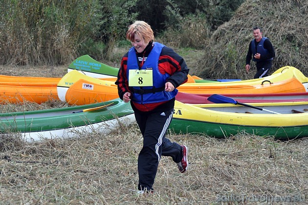 Laivotājiem pēc 7 kilometriem uz ūdens vēl jājaspēj finišā veikt īstu sprintu pa stāvo Daugavas krastu Laivotājiem pēc 7 kilometriem uz ūdens vēl jājaspēj finišā veikt īstu sprintu pa stāvo Daugavas krastu 43929