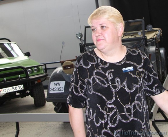 Rīgas Motormuzeja uzraudze pieskata spēkratus, lai blondīņu sarkanie nadziņi maigi pieskaras automašīnām Rīgas Motormuzeja uzraudze pieskata spēkratus, lai blondīņu sarkanie nadziņi maigi pieskaras automašīnām 44032