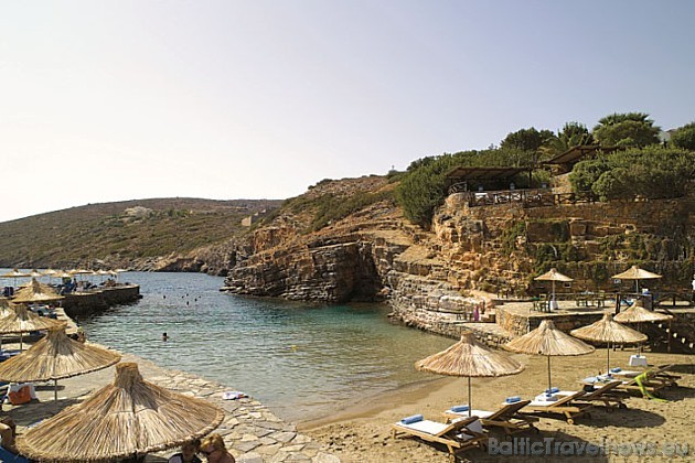 The Elounda Village atrodas smilšu pludmales krastā. Pludmale plešas 23 metru platumā un 15 metru garumā gar viesnīcu The Elounda Village atrodas smilšu pludmales krastā. Pludmale plešas 23 metru platumā un 15 metru garumā gar viesnīcu 44174