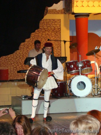Aktieri gan dejoja, gan spēlēja nacionālos instrumentus 44340