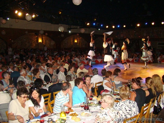 Tradicionālā grieķu atmosfēra dod iespēju izbaudīt grieķu nacionālo deju ritmus un klausīties bouzouki mūziku Tradicionālā grieķu atmosfēra dod iespēju izbaudīt grieķu nacionālo deju ritmus un klausīties bouzouki mūziku 44347