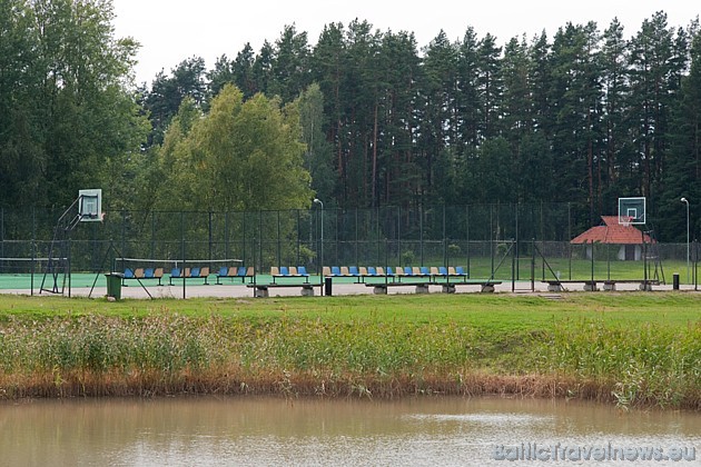 Lejastiezumu teritorijā atrodas tenisa korti, basketbola laukums, futbola laukums, volejbola laukums Lejastiezumu teritorijā atrodas tenisa korti, basketbola laukums, futbola laukums, volejbola laukums 44430