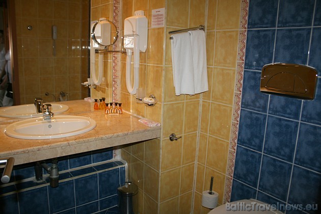 Standarta viesnīcas numura vannas istaba 44998