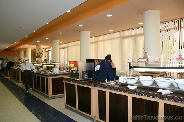 Zviedru galds viesnīcas restorānā 45002