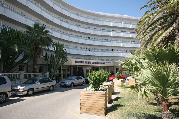 Četru zvaigžņu viesnīca Best Negresco atrodas klinšainā krastā, apmēram 200 m līdz smilšu pludmalei 45300